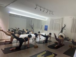 -闺蜜瑜伽·普拉提女性塑形馆