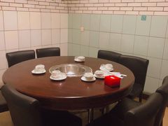 -洞庭洲·防空洞火锅·烧烤·铜锅涮肉(新百广场店)