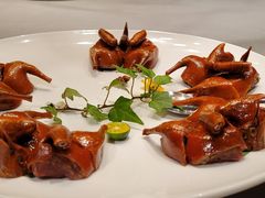 玻璃脆皮乳鸽-京参園海鲜餐厅