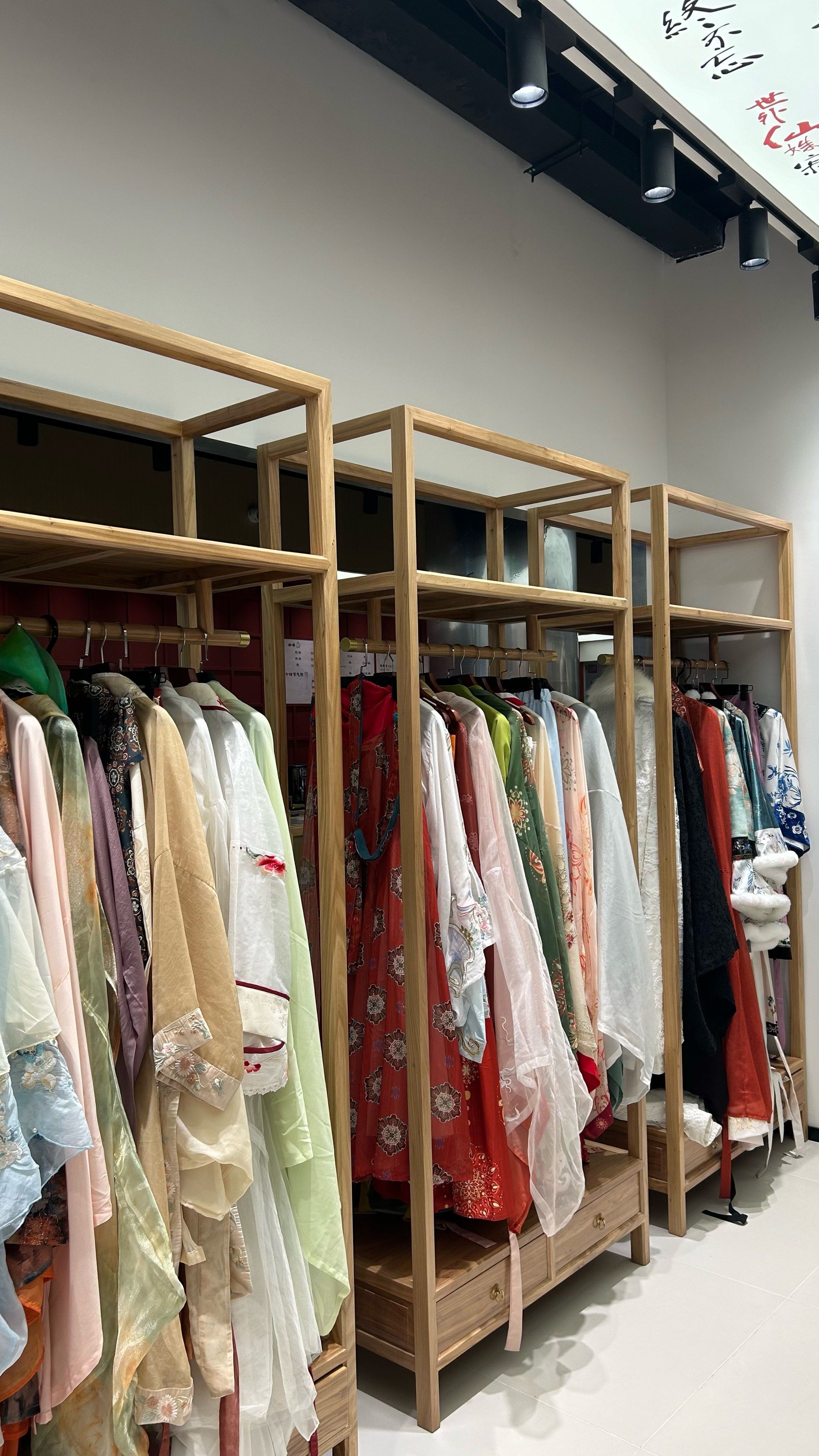 店,汉服种类非常多样,款式和质感也与其他家不一样,有设计感新颖好看!