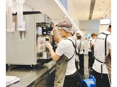 小姐姐在做甜筒-喜茶(深圳福田星河COCO Park店)
