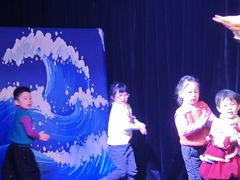 -猴有戏教育戏剧·音乐剧·主持口才·演讲朗诵辩论(环球港华师大校区)