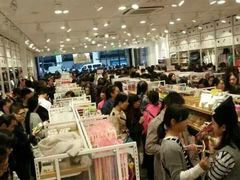 -名创优品(北京新中关购物中心地铁层店)
