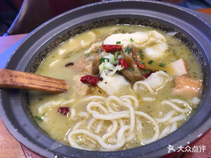 周鱼小馆石锅酸菜鱼石锅酸菜鱼图片