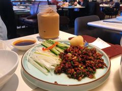 孜然羊肉松配京葱及自制薄饼-港丽餐厅(高德置地店)