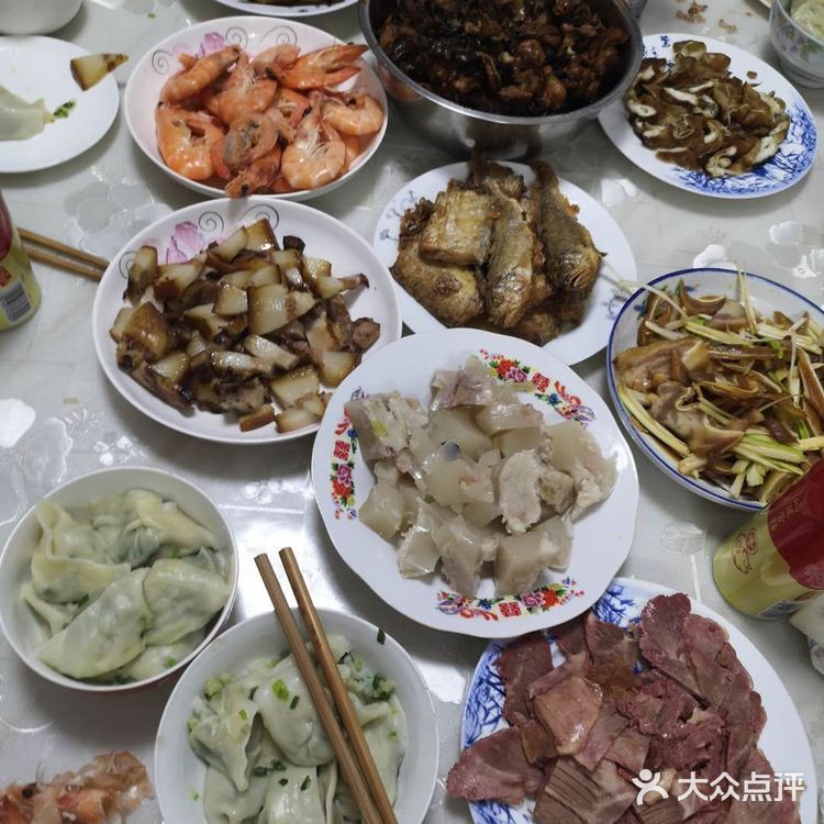 有肉有菜，有米饭有馒头，自己家人口少每顿也就做一两个菜