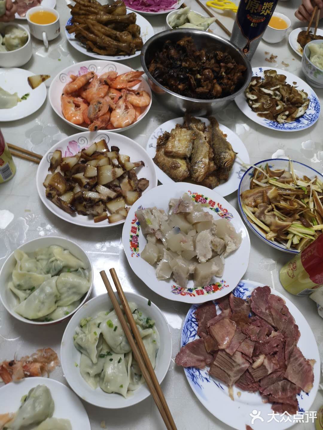 有肉有菜，有米饭有馒头，自己家人口少每顿也就做一两个菜