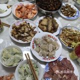 有肉有菜，有米饭有馒头，自己家人口少每顿也就做一两个菜