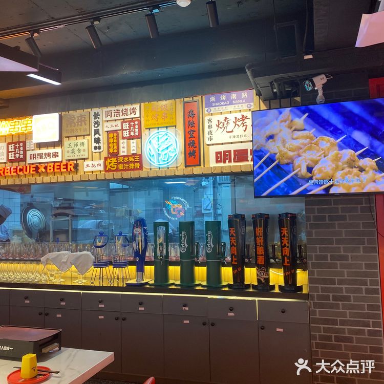 今天去了**热搜的网红打卡地，去的时候人还对于不多