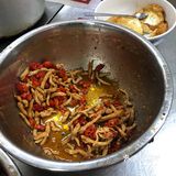 提醒大家不要看牌子点单,去取餐的窗口点单