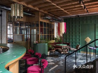 MEOW酒吧的内部空间既均衡适宜又不拘一格