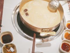 -洪氏嗨捞·广东猪肚鸡·椰子鸡火锅(西咸万象城店)