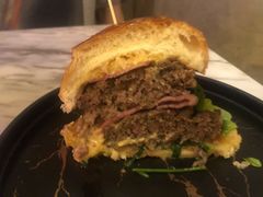 双层牛肉培根超浓芝士汉堡-The Rug Cafe(王府中环店)