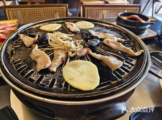 炭烤肉食享受,大口吃肉过瘾!