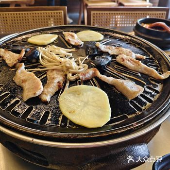 炭烤肉食享受,大口吃肉过瘾!