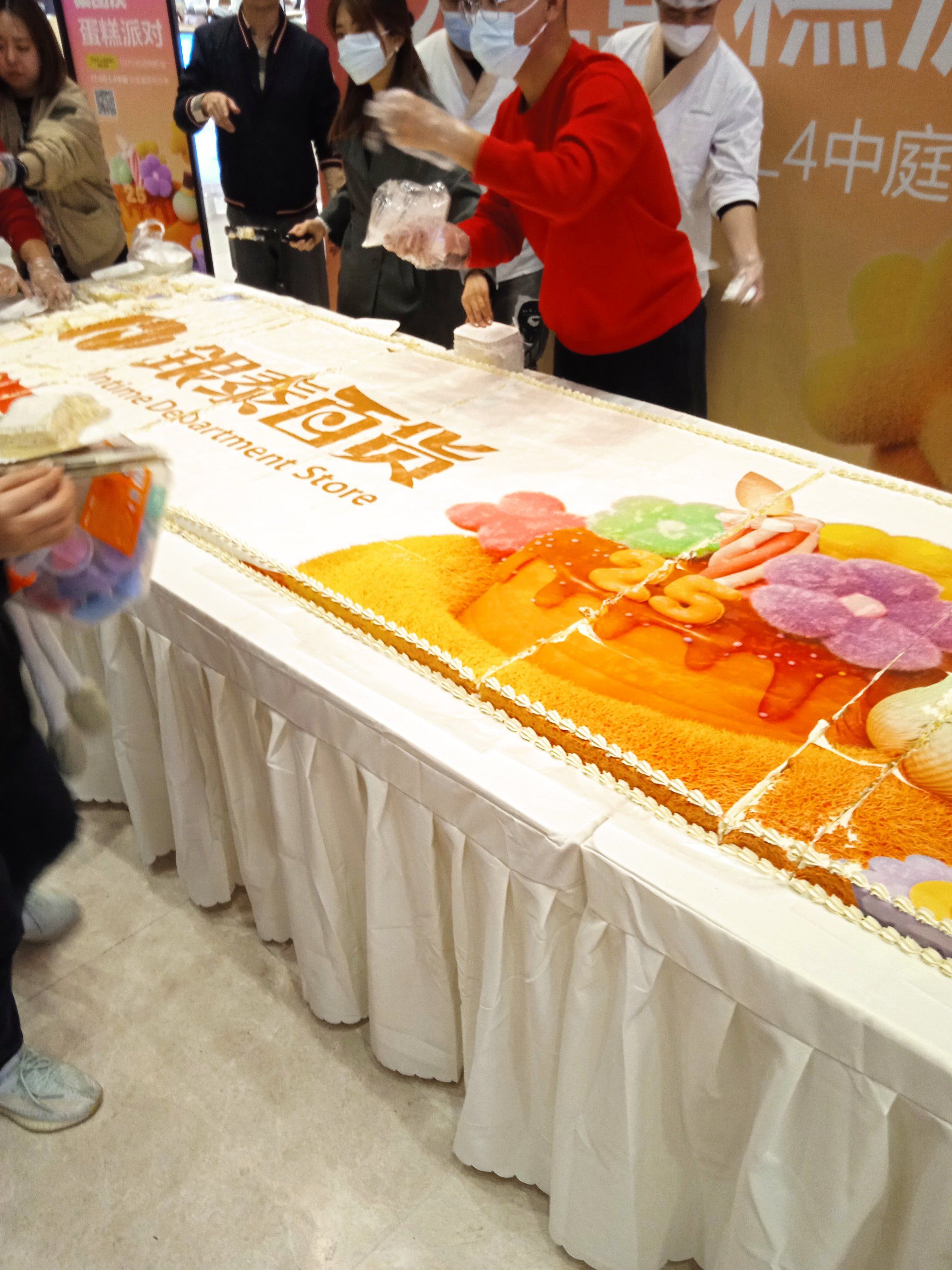 银泰百货过生日巨型蛋糕做宣传