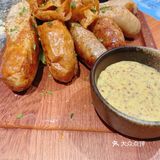 很香 辣味肉酱披萨有辣辣的味道但是吃多了很饱哈哈