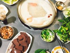 -亮河湾山庄