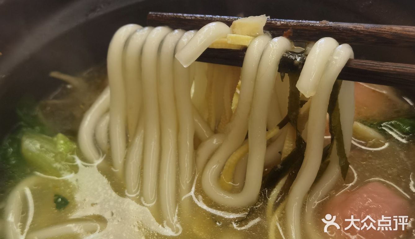均价大概15元一份，三鲜的麻辣的味道都有