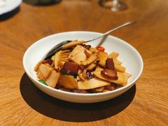 腊肉炒本地时令鲜笋-宁波柏悦酒店·钱湖渔港