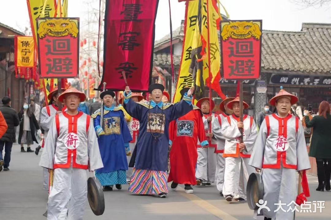 绝美的烟花从古城上空炸裂，有种让人穿梭时光的错觉