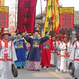 绝美的烟花从古城上空炸裂，有种让人穿梭时光的错觉