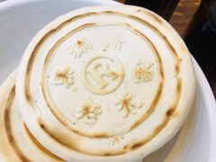 带logo的饼饼-果渊斋老米家泡馍馆(大雁塔店)