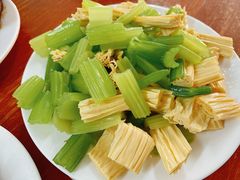 芹菜腐竹-宝瑞门钉肉饼店