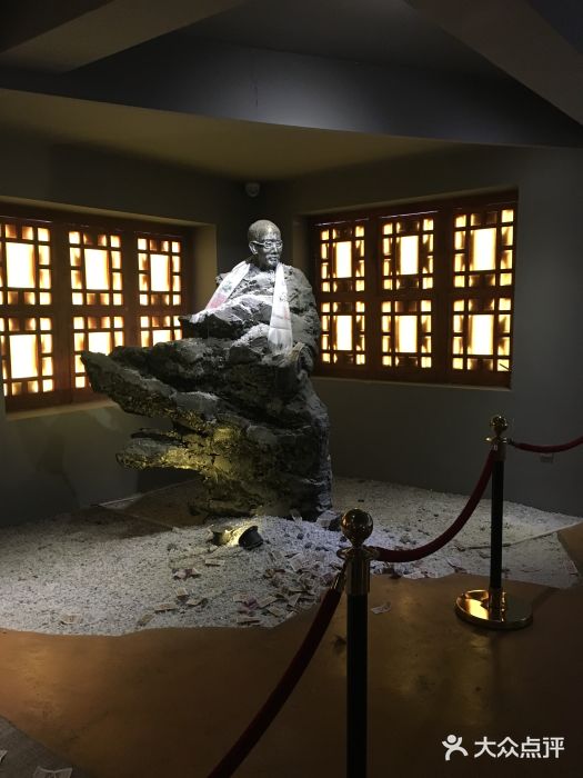 根敦群培纪念馆图片