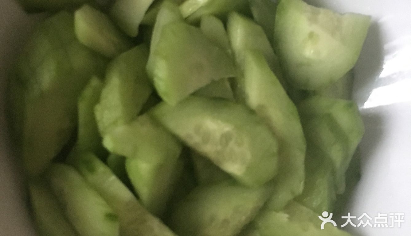 黄瓜切片备用 海米要洗干净滤干