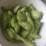 黄瓜切片备用 海米要洗干净滤干