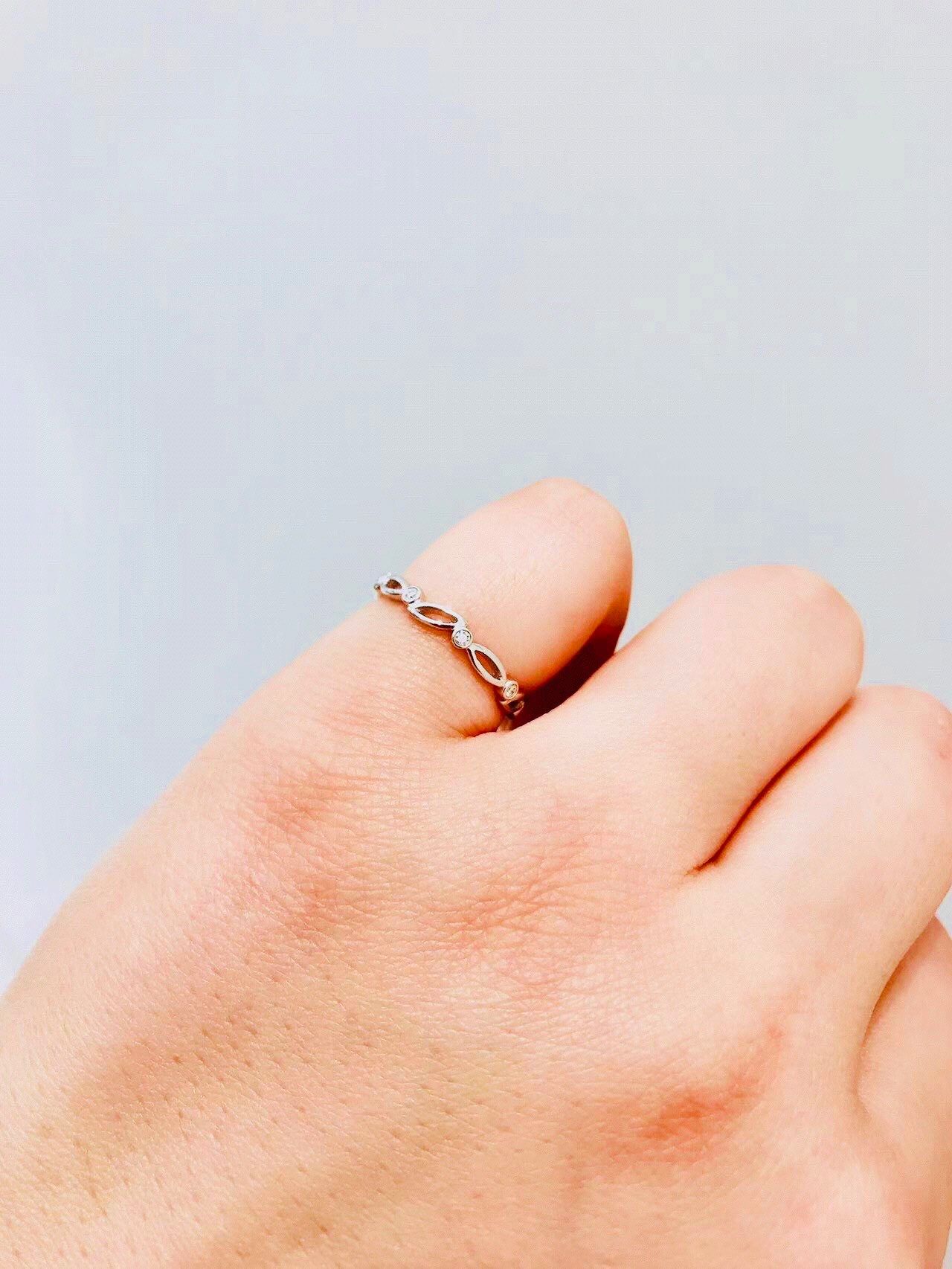 最正宗的说法是戴着尾戒象征独立,单身,孤独还有忘记过去