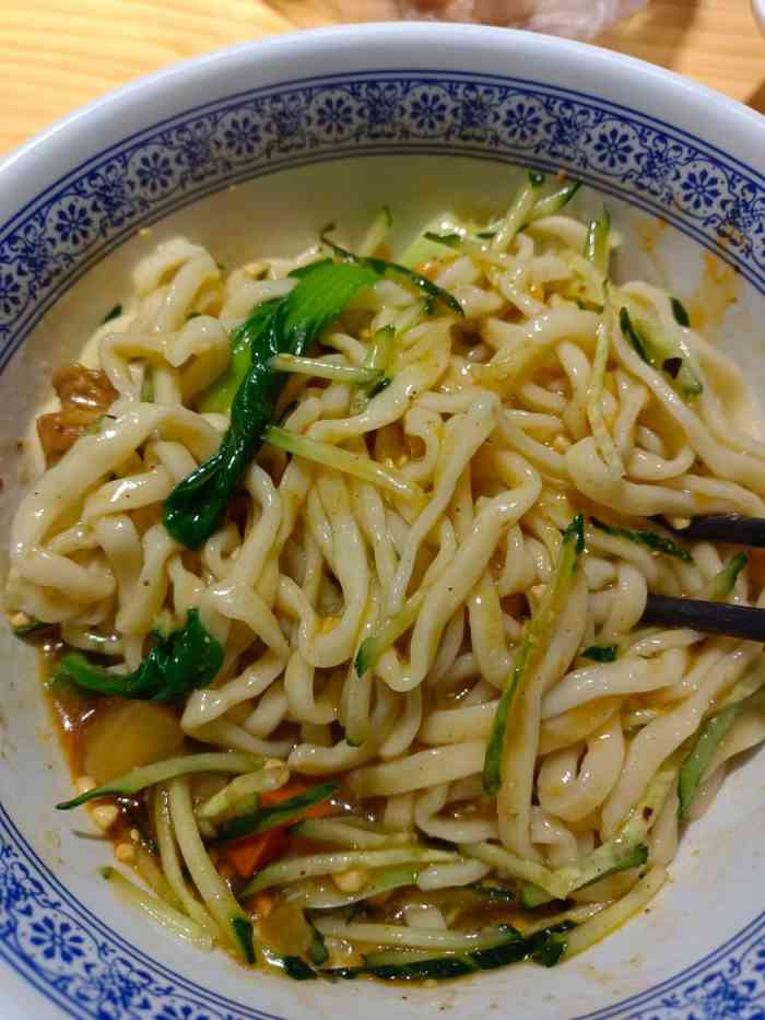 仲记手擀面(东区店)-"晚上来吃的就两桌～而且鸡爪卖完了……要了.