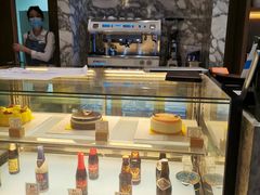 面包甜点陈列柜-苏州希尔顿酒店·园大堂吧