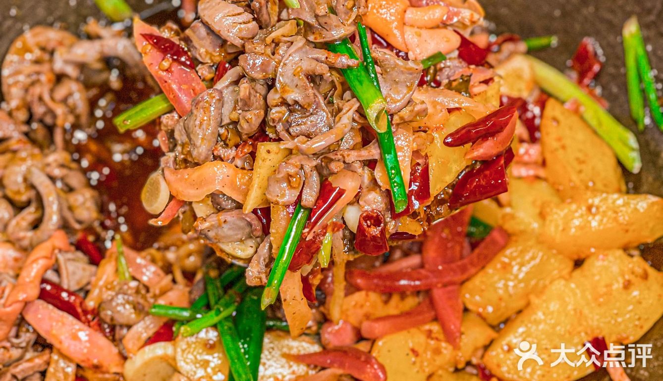 重庆居民楼爆火的黔江鸡杂人均40超级下饭