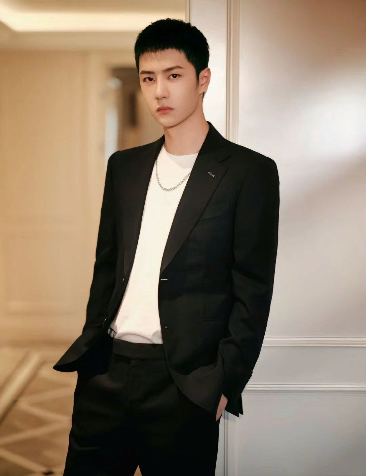 王一博黑色西装搭配分享