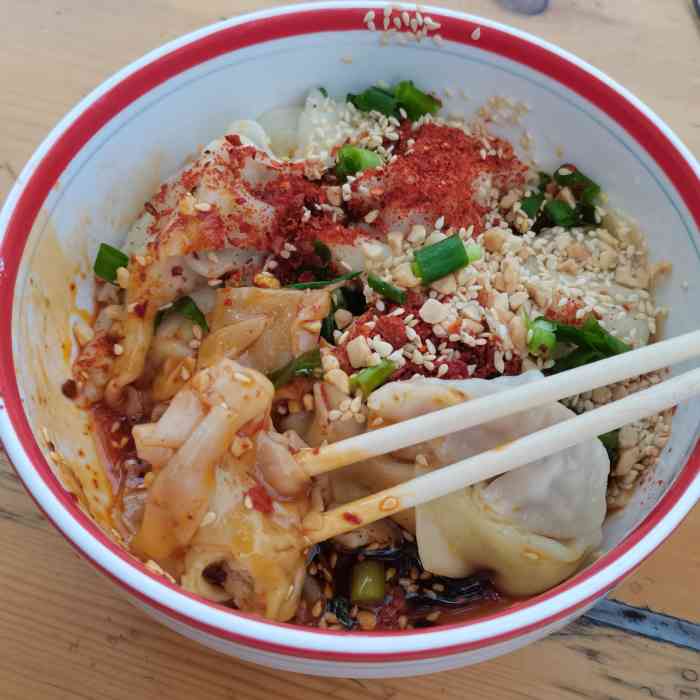 八二小区抄手(东门市井店)-"口味:一碗小面加了一个煎蛋,体现了四川的