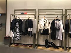 -URBAN REVIVO(高德置地广场·春广场店)