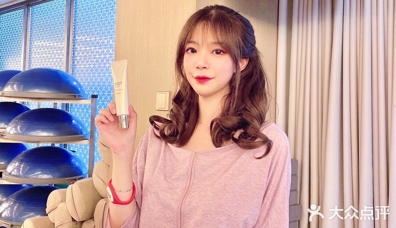 敷完后，觉得自己的脸软软的，很水润，还很有光泽呢！