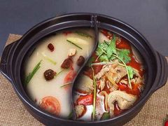鸳鸯锅-丹丹妹苗家砂锅酸辣烫