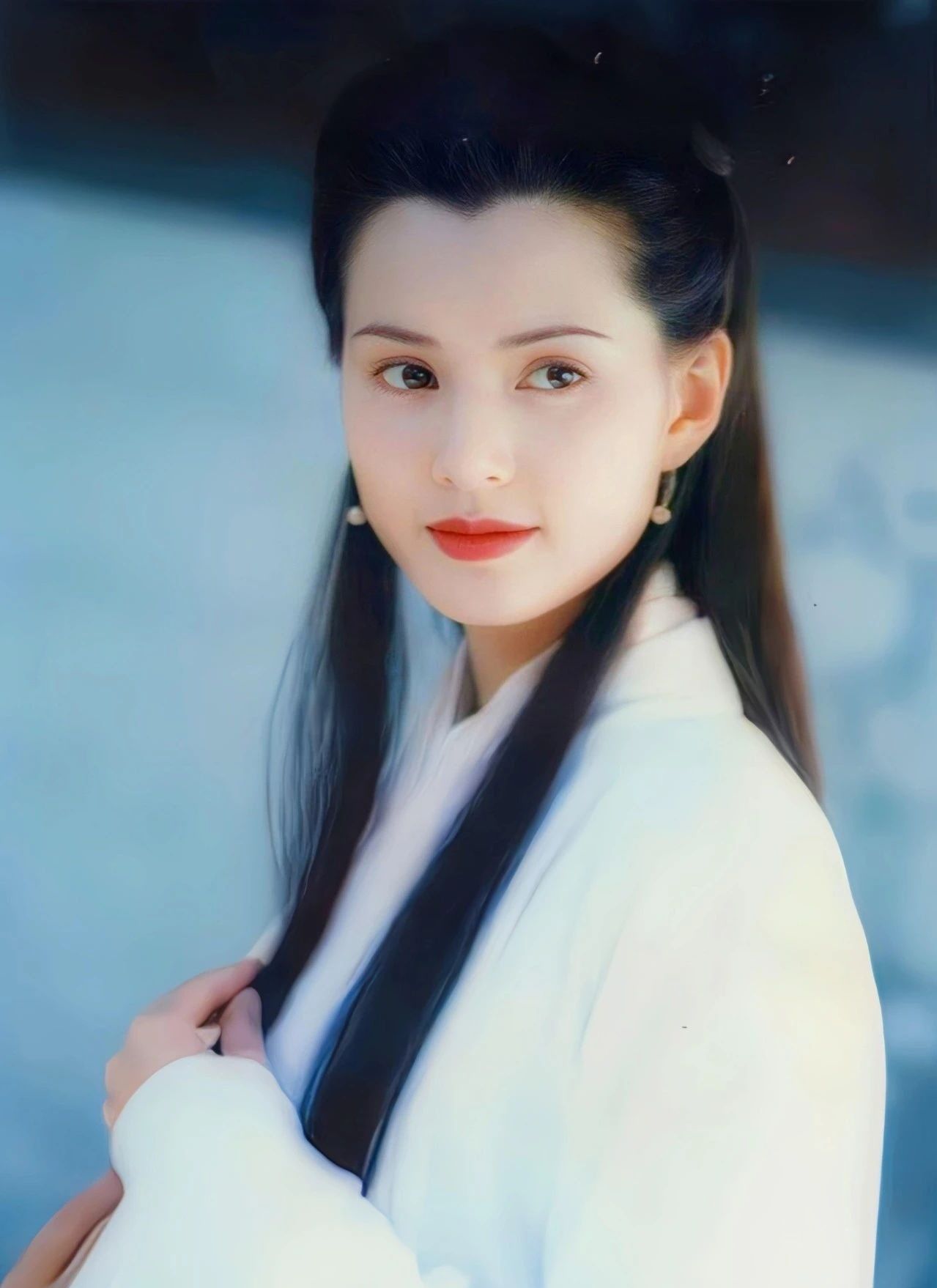 n小时候看这部剧时,觉得小龙女真是惊为天人,而且不食人间烟火,人情