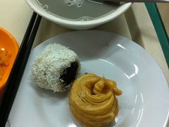 豆汁、椰丝卷、蜜耳酥-护国寺小吃(安定门店)