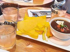 黑豆泥配炸玉米片和西芹条胡萝卜-Moka Bros 摩卡站(西单大悦城店)