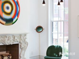 这座公寓在设计师的改造下，保留了原先的一些元素