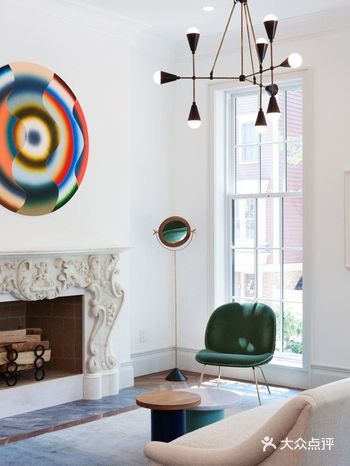 这座公寓在设计师的改造下，保留了原先的一些元素