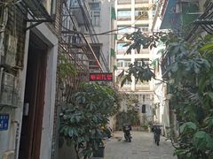 看到这个招牌后面就是了-无牌咖啡&酒馆