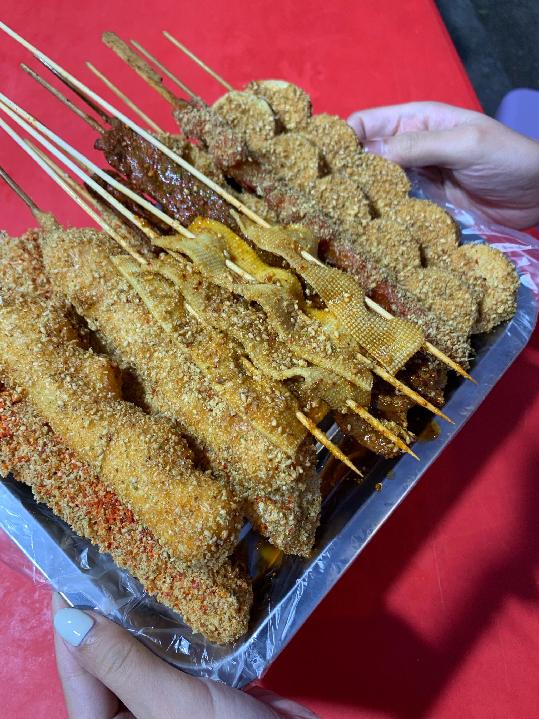 满大街都是七中炸串
也不知道吃没吃对
但是吃就对了
黄金鸡排