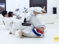 -菠萝格斗巴西柔术训练馆