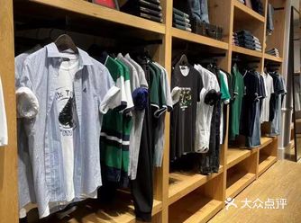 无意间听朋友说到沙区新开了个奥特莱斯，环境还不错