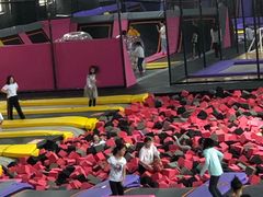 -嘿哟动霸CHUA·新潮玩运动娱乐中心·蹦床滑冰团建乐园